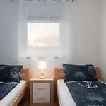 Appartamento Amazing Apartment In Cizici With House Sea View Čižići